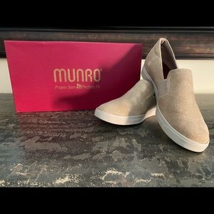 - 🦄 Authentic “Randie” Munro!!